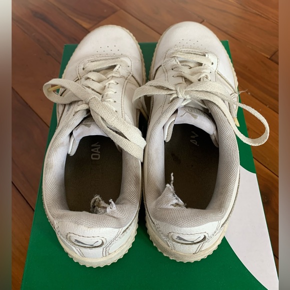 Very worn in white puma shoes - Picture 4 of 4